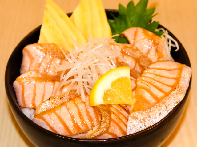 炙りトロサーモン丼