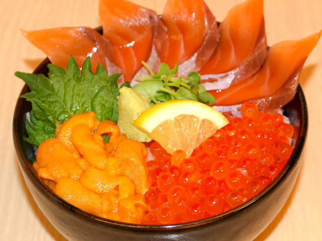 三色丼-(サーモン、いくら、うに)